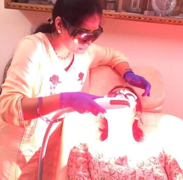 Dr. Sneha Kovi performing laser toning treatment